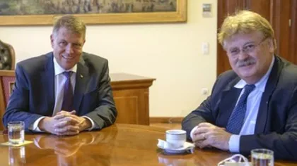 ÎNCĂ O GAFĂ: Klaus Iohannis s-a întâlnit la Sibiu cu Elmar Brok, europarlamentarul care voia amprentarea românilor