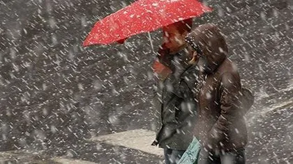 PROGNOZA METEO în Bucureşti şi în ţară. Vreme rece, cu ploi, lapoviţă şi ninsori trecătoare