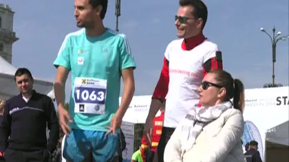 Lecţie de viaţă. Un tânăr din Bucureşti a alergat 40 de kilometri pentru prietena lui imobilizată în scaun
