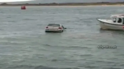 Imagini incredibile în Anglia: O femeie a sărit intenţionat cu maşina în apă VIDEO