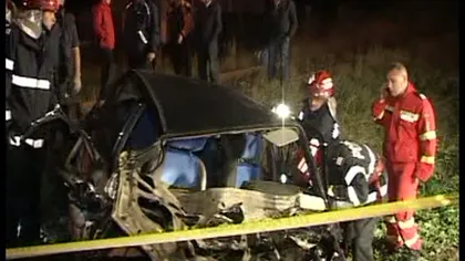 Accident TERIBIL: Un autoturism condus de un tânăr imprudent a SCOS TRENUL de pe ŞINE VIDEO