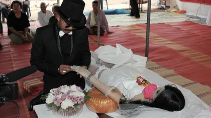 Un thailandez s-a căsătorit cu iubita moartă. Gestul lui a cutremurat o lume întreagă VIDEO