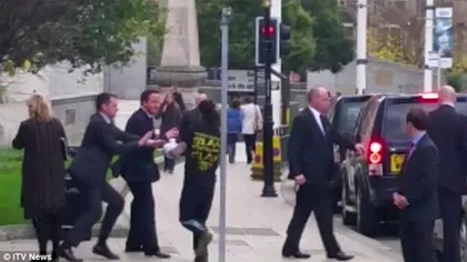 Premierul britanic David Cameron a fost atacat în plină stradă GALERIE FOTO VIDEO