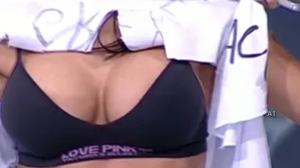 Oana Zăvoranu s-a dat în spectacol la o emisiune TV: Şi-a arătat sânii şi lenjeria intimă VIDEO