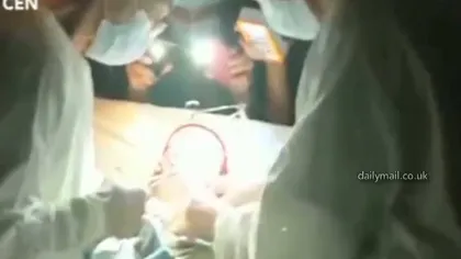 INCREDIBIL: Operaţie pe cord deschis la lumina telefoanelor mobile VIDEO