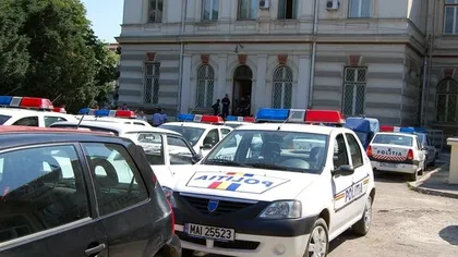 TEROARE la o secţie de poliţie din Bacău. Un agent s-a baricadat în birou, ameninţând că se omoară