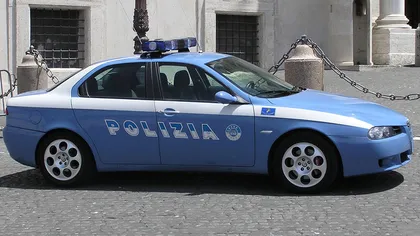 Atac de tip mafiot: Românii i-au dat foc la uşă unei italience care i-a reclamat la poliţie