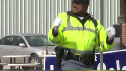 Imagini inedite cu un poliţist dansator: Vezi cum dirijează traficul VIDEO