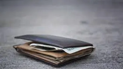 Un portofel pierdut, cu 8.500 de euro, a fost recuperat de poliţişti
