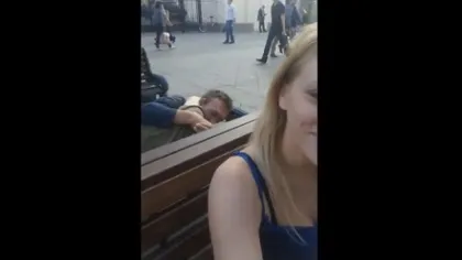 O BLONDĂ din Rusia a filmat un incident INCREDIBIL în timp ce aştepta autobuzul VIDEO