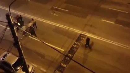RĂFUIALĂ SÂNGEROASĂ FILMATĂ pe o stradă din Timişoara de un martor VIDEO