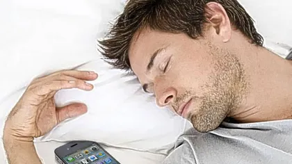 Obişnuieşti să ţii telefonul la încărcat atunci când dormi? Iată ce ţi se poate întâmpla