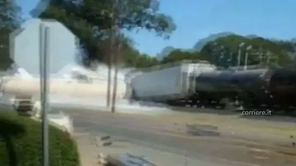 Accident SPECTACULOS: Un camion blocat pe şine a fost spulberat de un tren VIDEO