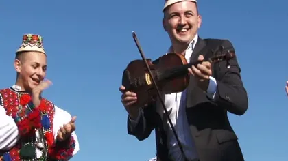 SALT INEDIT CU PARAŞUTA: Un artist a cântat la vioară la peste 3.000 de metri altitudine VIDEO