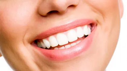 Cum îţi poţi albi dinţii în mod natural, cu ajutorul fructelor