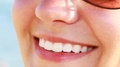 TRUCURI surprinzătoare pentru dinţi mai albi şi un zâmbet de milioane
