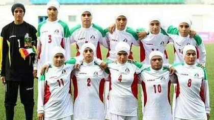 Depistaţi intruşii! Patru dintre jucătoarele naţionalei de fotbal a Iranului sunt bărbaţi