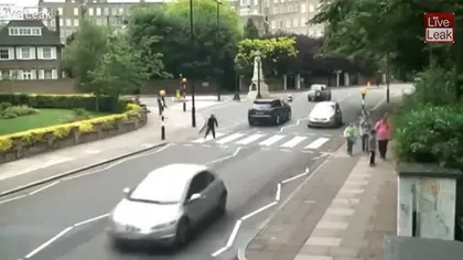 Accident IMPRESIONANT. O tânără a fost spulberată pe celebra zebră de pe Abbey Road VIDEO