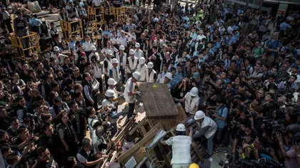 În Hong Kong se dărâmă baricadele: Poliţia a făcut 80 de arestări în rândul protestatarilor