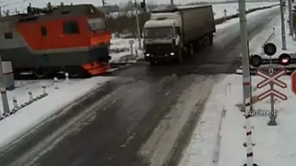 Accident CUMPLIT în Kazahstan. Un camion a fost spulberat de două trenuri