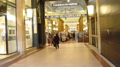 Luare de ostatici în inima Parisului: Hoţii au jefuit un magazin de bijuterii
