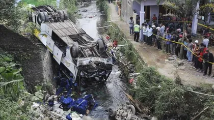 Autocar prăbuşit în prăpastie: Cel puţin 15 morţi