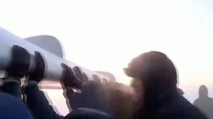 Imagini incredibile pe aeroport. Pasagerii unui avion au fost nevoiţi să ÎMPINGĂ aeronava pe pistă VIDEO