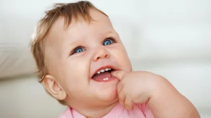 Calendarul erupţiei dentare a bebeluşilor: Când apar dinţii de lapte