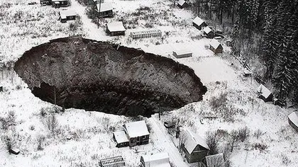 INEXPLICABIL! Crater URIAŞ apărut din senin în mijlocul unui sat din Rusia VIDEO