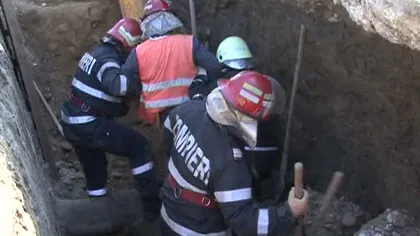 Misiune de două ore a pompierilor pentru scoaterea unui bărbat de sub un mal de pământ