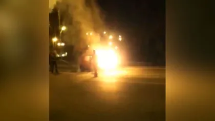 Maşină în FLĂCĂRI, în Baia Mare. Intervenţie riscantă a pompierilor VIDEO