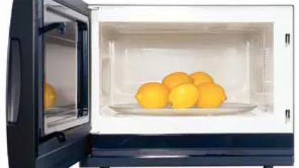 Ce se întâmplă dacă pui o lămâie stoarsă în cuptorul cu microunde