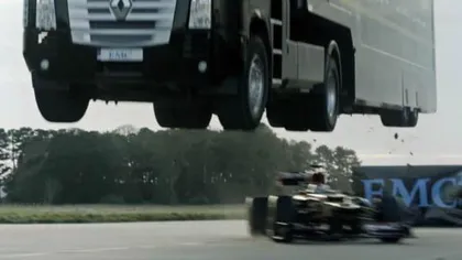 Cascadorie auto incredibilă. Un camion sare peste un monopost de Formula 1 VIDEO