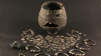 Vas roman cu monede de argint, descoperit în timpul construcţiei unei şosele