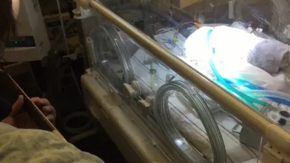 EMOŢIONANT. Ultimele clipe petrecute de un tată îndurerat alături de bebeluşul său înainte să moară VIDEO