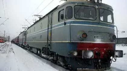 Circulaţia feroviară se desfăşoară în condiţii de iarnă. Intervenţii pentru deszăpezire pe mai multe tronsoane