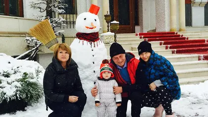 Traian Băsescu îşi ia în serios rolul de bunic: îşi plimbă nepoţica cu sania FOTO