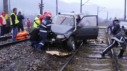 Maşină SPULBERATĂ de tren, în Cluj. Fetiţa rănită a murit în urma pierderii masive de sânge