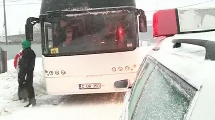 Un autocar a derapat la Buzău. Călătorii au fost scoşi prin trapa din plafon