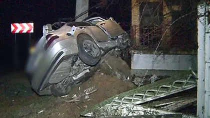 Un şofer beat s-a înfipt cu maşina într-un gard de beton VIDEO