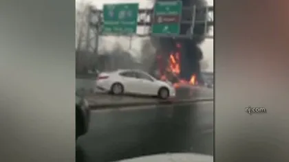 Accident spectaculos pe autostradă din SUA: O maşină a intrat în coliziune cu două camioane VIDEO