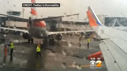 Incident TERIBIL pe aeroport. Două avioane cu sute de pasageri s-au lovit VIDEO
