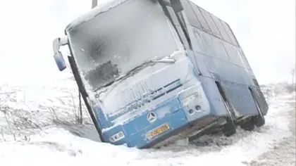 HAOS pe şoselele din România. Accidente în lanţ din cauza VISCOLULUI. Autocar răsturnat în şanţ, la Buzău