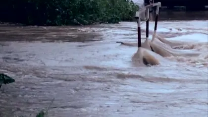 VREMEA REA face PROBLEME în ţară: Persoane evacuate din cauza inundaţiilor, zeci de localităţi fără curent