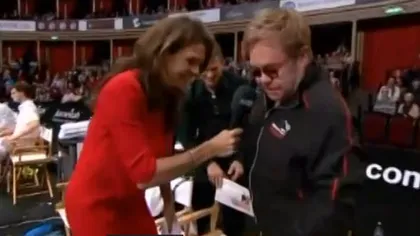Elton John, incident stânjenitor în timpul unui meci de tenis. Artistul a fost dat pe spate VIDEO