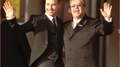 O căsătorie mult aşteptată: Elton Jonh şi David Furnish şi-au unit legal destinele după 20 de ani FOTO