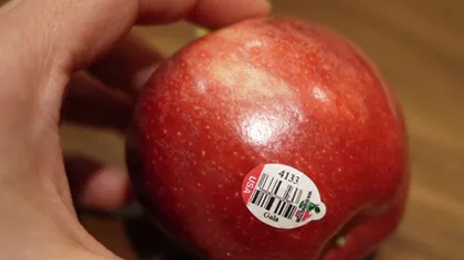 Ce a descoperit un român când a curăţat un măr cumpărat de la supermarket VIDEO