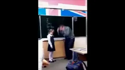 Imagini DEMENŢIALE, filmate în clasă. Ce păţeşte un PROFESOR după ce urlă la o FETIŢĂ VIDEO