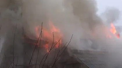 Incendiu violent lângă Iaşi. O casă a ars ca o torţă VIDEO