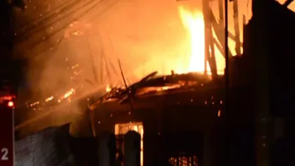 INCENDIU VIOLENT în Argeş. O femeie a murit şi patru case au fost mistuite de flăcări VIDEO